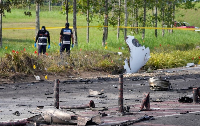 Un avion privat s-a prăbușit pe o autostradă din Malaezia. Cel puțin zece oameni au murit
