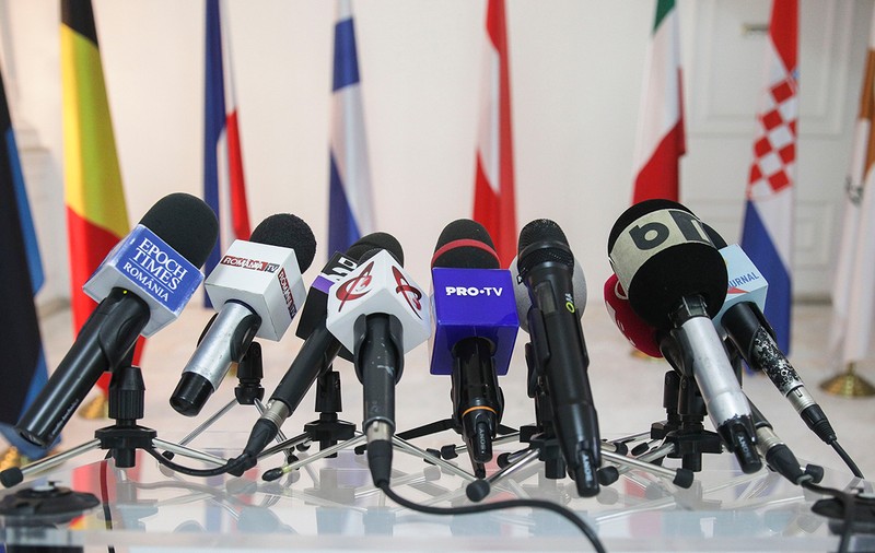 Există democrație în presa românească? L-aș numi consens „dă dreapta” presărat cu „mori, marxistule!”