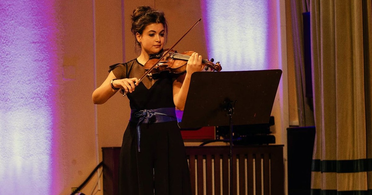 O tanara canta la vioara