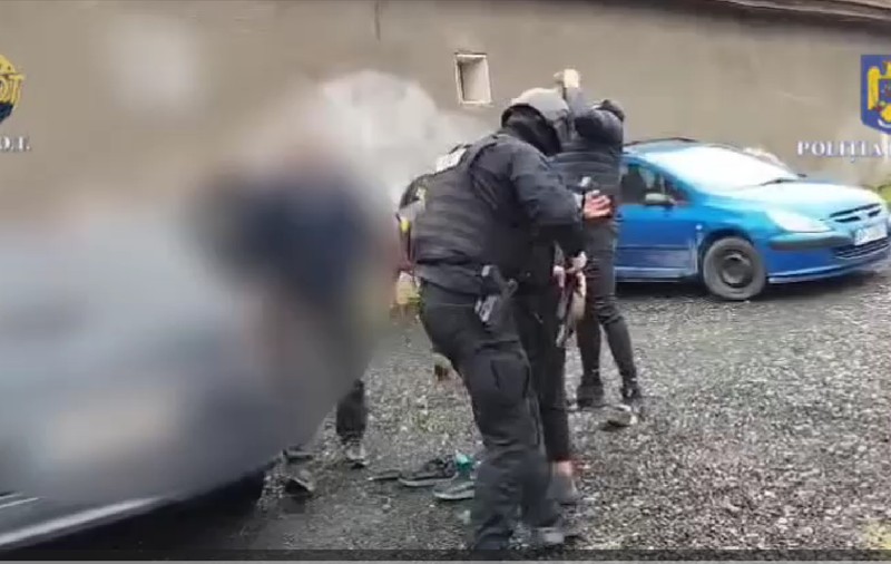 Patru străini și-au făcut laborator de metamfetamină într-o casă dintr-un sat din Maramureș | VIDEO
