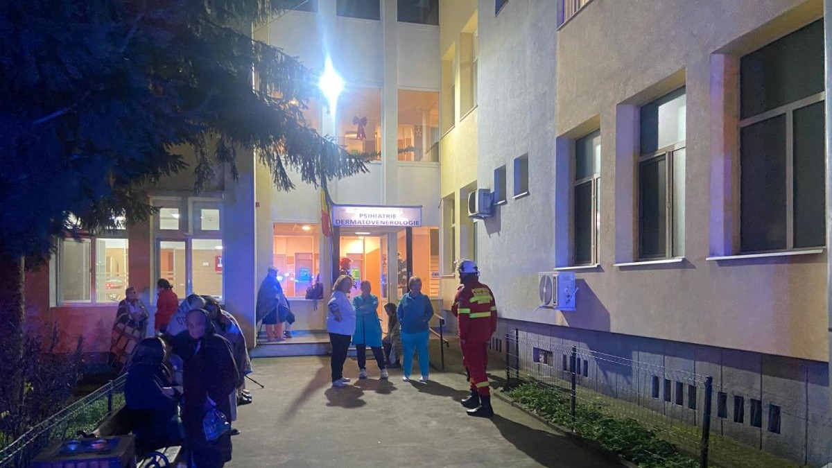 Mai mulți pacienți și cadre medicale au ieșit în curtea interioară a Spitalului Județean Hunedoara, în urma unui incendiu la Secția de Psihiatrie, 8 decembrie 2025