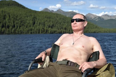 Vladimir Putin, într-o excursie la pescuit în Siberia, în iulie 2017 Foto: EPA