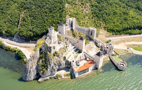 Vedere din dronă asupra celebrei cetăți Golubac din Serbia, situată pe malurile Dunării