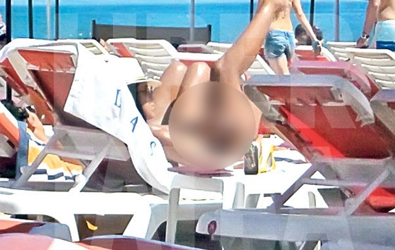 NOI IMAGINI "FIERBINŢI", cu Adelina Pestriţu, FĂRĂ SUTIEN, LA PLAJĂ! Uite cum îşi unge trupul cu ulei | VIDEO