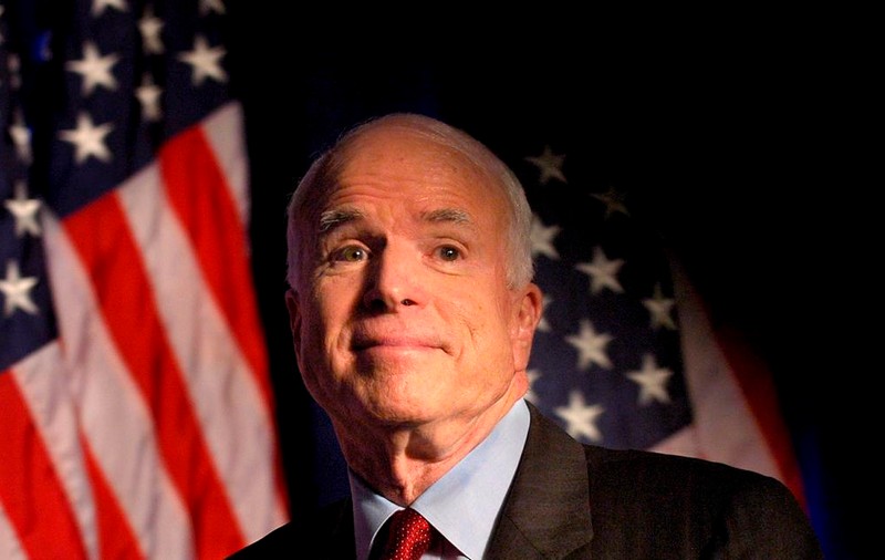Fostul candidat la președinția SUA, John McCain, proaspăt diagnosticat cu cancer cerebral, se întoarce la muncă