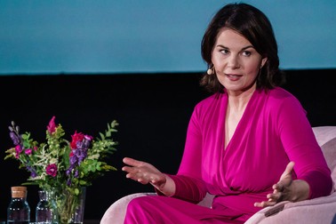Annalena Baerbock s-a dus în zonele afectate, dar nu a vrut ca momentul să fie făcut public, prin conferințe și poze. Fotografie via EPA-EFE/CLEMENS BILAN