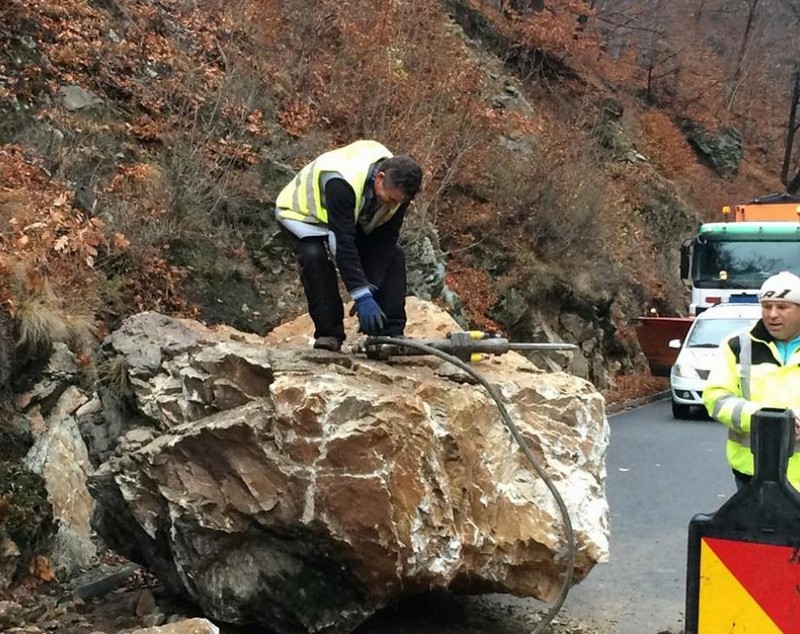 UPDATE: Traficul în Defileul Jiului a revenit la normal. Stânca de 25 de tone, îndepărtată de pe carosabil | FOTO&VIDEO