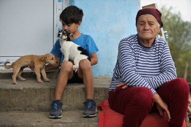 Adi încearcă să o ajute pe bunica lui la treburile gospodăriei