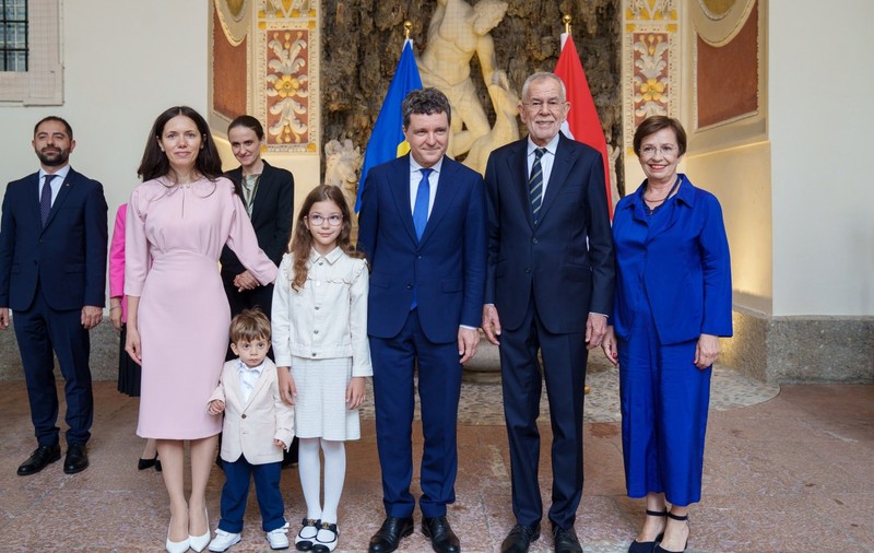 Copiii președintelui Nicușor Dan, prima deplasare externă cu Mirabela Grădinaru și tatăl lor, în Austria. Antim, prima declarație în fața presei
