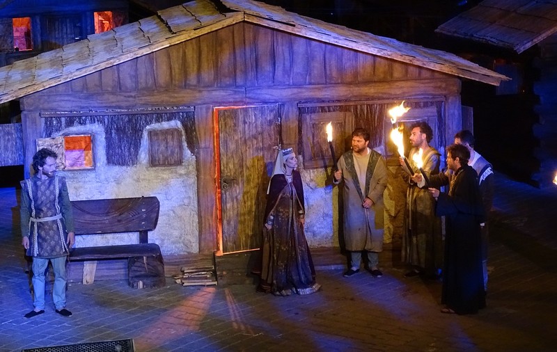 VIDEO/ De pe scena teatrului medieval, Lavinia Șandru a strigat la ”norod”: ”Eu, doamna Clara, am ajuns de râsul lumii?!”
