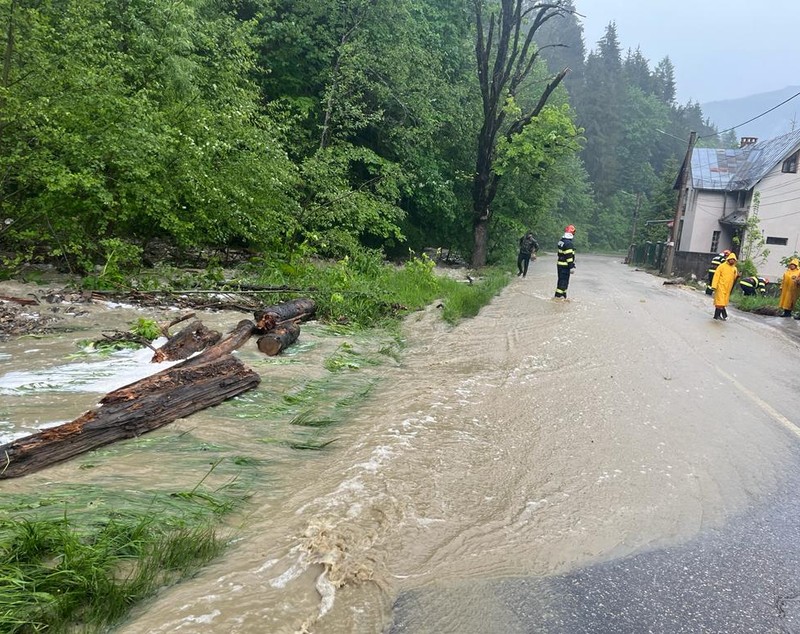 Furtuni și vijelii pe Valea Prahovei. Un bărbat din Comarnic a fost salvat din viitură, mai multe drumuri inundate în Sinaia