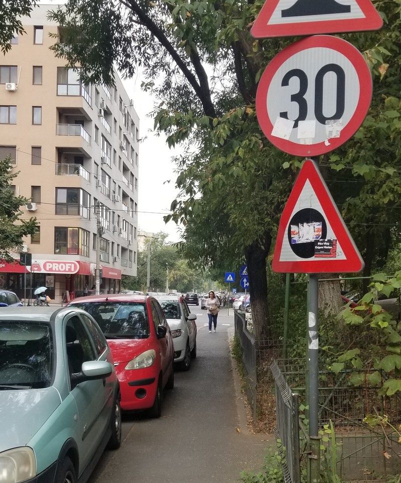 Triunghiul roșu cu bulină neagră, care indică zonele cu risc ridicat de accidente, este montat la intrarea pe stradă