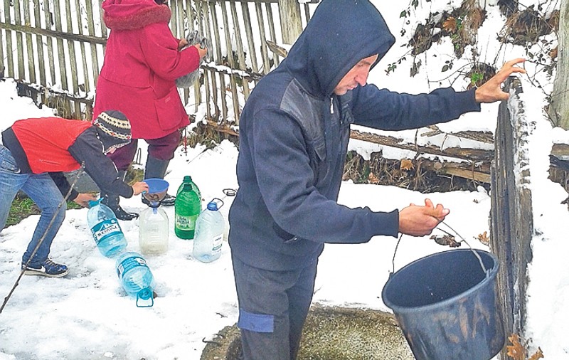 Străbat câte 14 kilometri ca să aducă apă