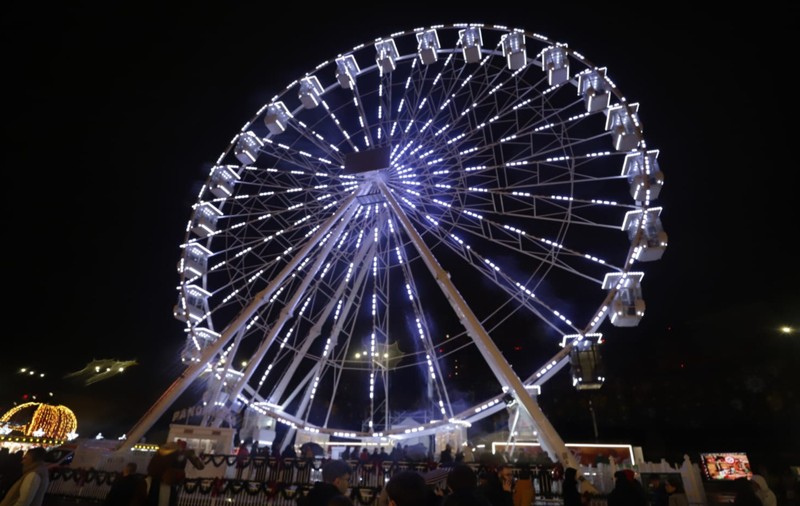 Cât costă să te dai șase minute în roata panoramică din Târgul de Crăciun din Piața Constituției. Cât costă și ce include un bilet VIP