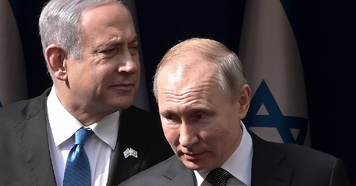 Președintele rus Vladimir Putin și prim-ministrul israelian Benjamin Netanyahu, stânga, mergând în timpul întâlnirii lor de la Tel Aviv, Israel. Putin a sosit pentru a participa la ceremoniile care marchează cea de-a 75-a aniversare a eliberării de la Auschwitz.