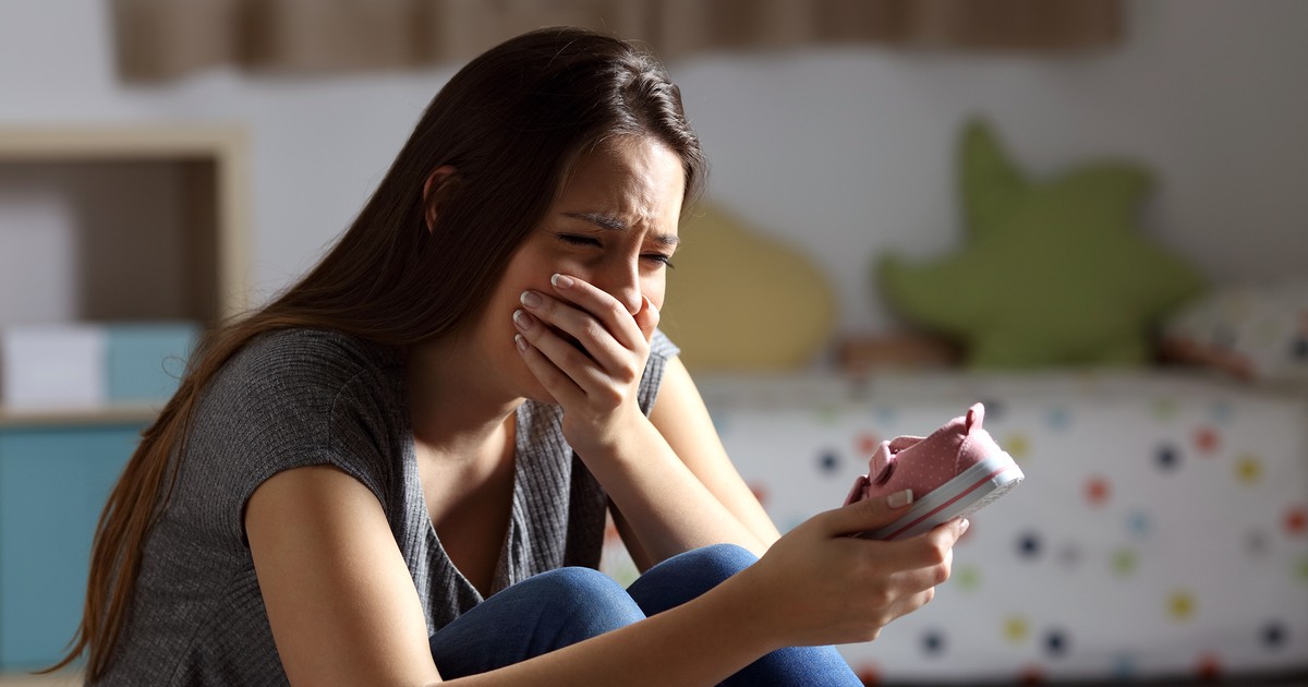 Mama plangand cu un pantof al fiicei pierdute in mana