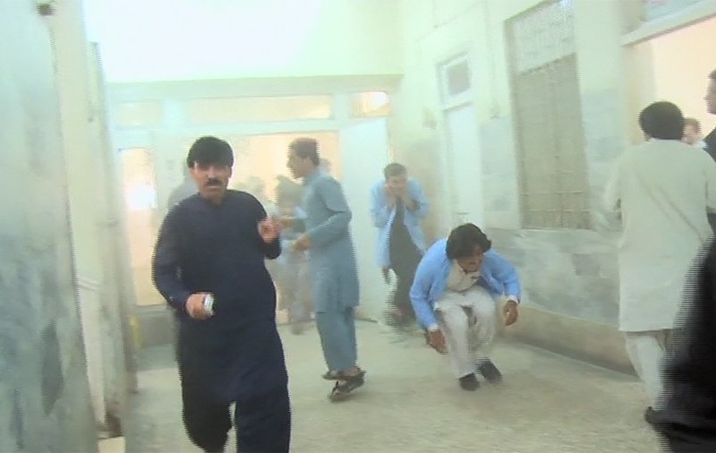 Cel puțin 70 de oameni au murit, după un atac cu bombă într-un spital din Pakistan. ISIS a revendicat atacul