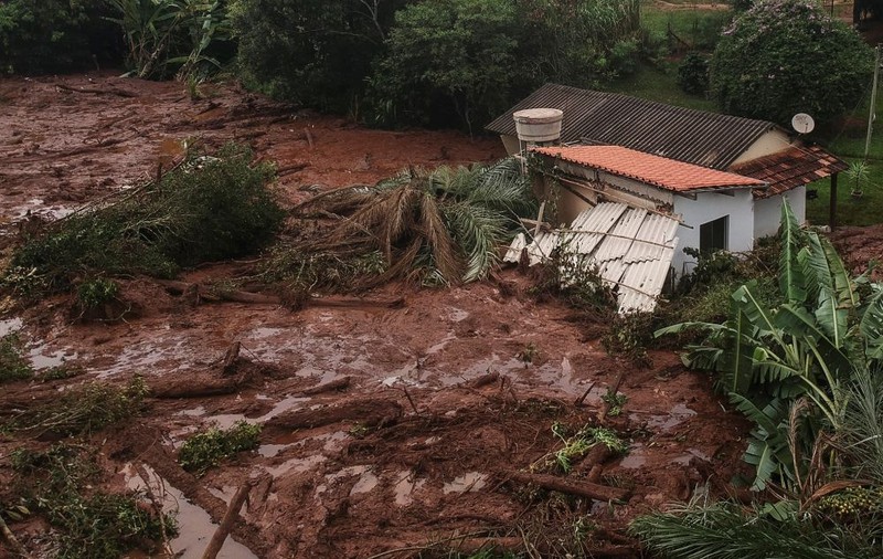 Coșmar în Brazilia după ruperea unui baraj. 37 de oameni au murit și aproape 300 sunt dați dispăruți. Un alt baraj s-ar putea rupe / FOTO