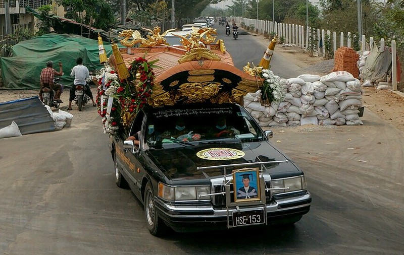 Mărturii după masacrul din Myanmar. „Ne omoară ca pe păsări, chiar și în casele noastre”. Militarii au tras inclusiv la o înmormântare