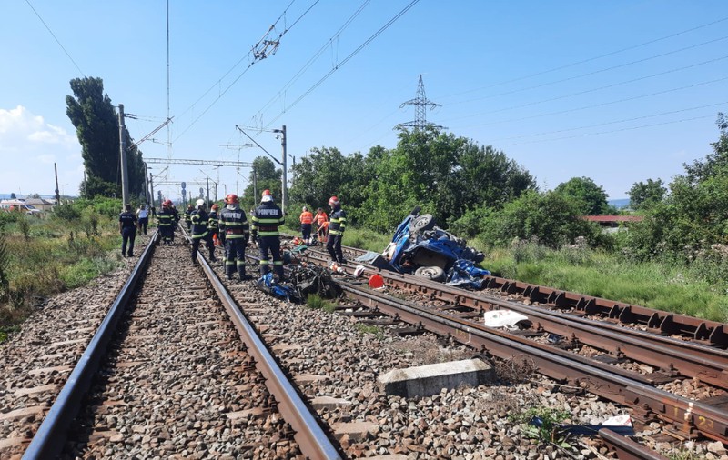 Doi adulți și doi copii au murit după ce mașina lor a fost lovită de tren, în județul Bacău. Traficul feroviar în zonă a fost închis
