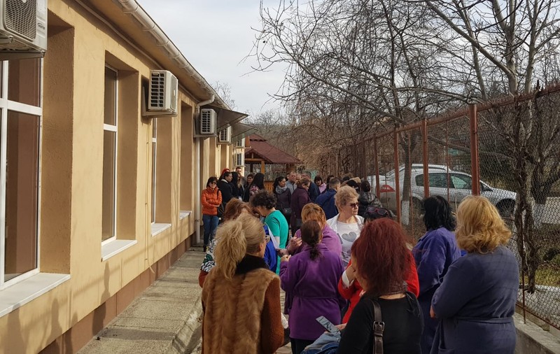 Managerul a plecat, scandalul a rămas: 60 de salariați, angajați în ianuarie, au protestat la Socola după ce au aflat că noul manager plănuiește să îi dea afară