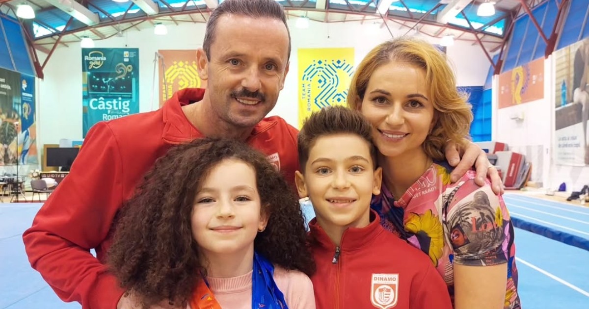 Marius și Simona Urzică alături de cei doi copii