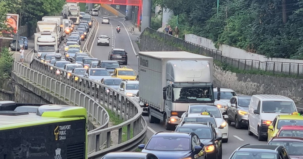 În imagine se observă autobuze ale transportului public local prinse în ambuteiaj, taxiuri care încearcă să se strecoare printre benzi și camioane staționate, fără posibilitate de manevră