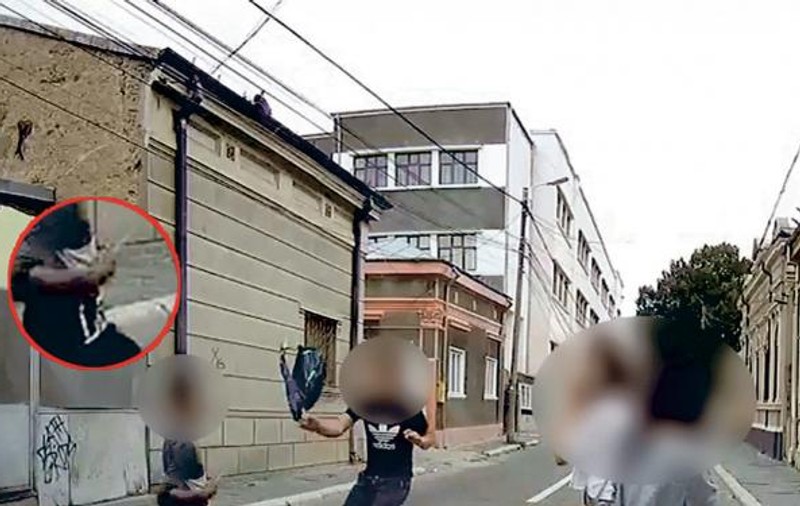 Un elev de 15 ani a lovit cu cuțitul un alt copil de aceeași vârstă, pe o stradă din Brăila. Victima, salvată de ghiozdan |VIDEO