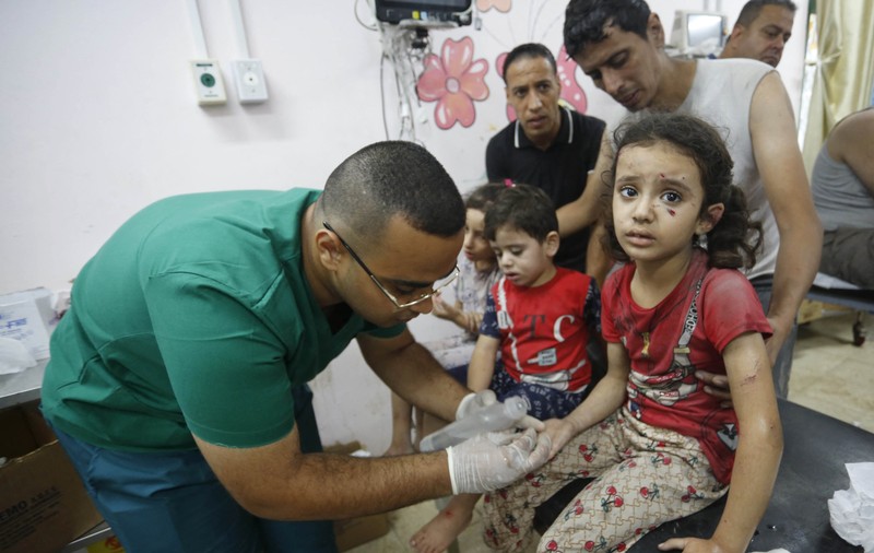 OMS: Doctorii din Fâșia Gaza au ajuns să facă operații, inclusiv amputări, fără anestezie