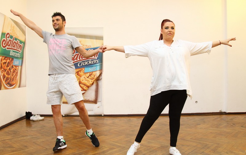 Primele imagini cu Oana Roman în pas de dans. Uite ce graţioasă e! | FOTO