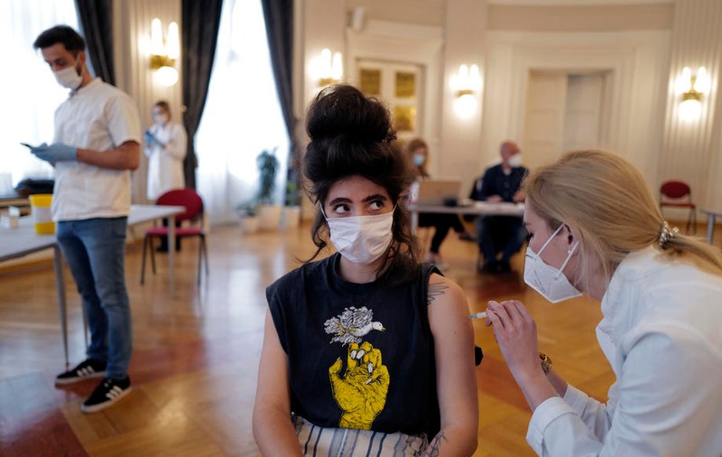 Moderna va cere în iunie autorizaţia în Europa pentru vaccinul destinat adolescenţilor