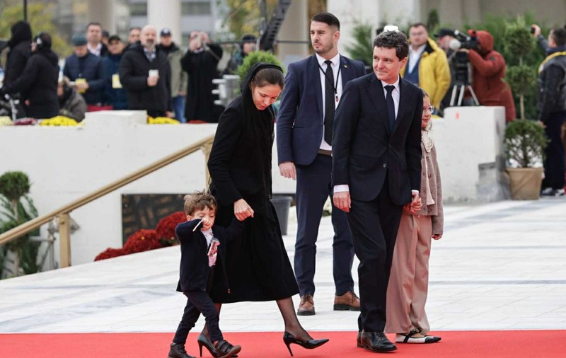 Mirabela Grădinaru, în negru din cap până în picioare la sfințirea Catedralei Mântuirii Neamului. Ce a purtat pe cap partenera lui Nicușor Dan