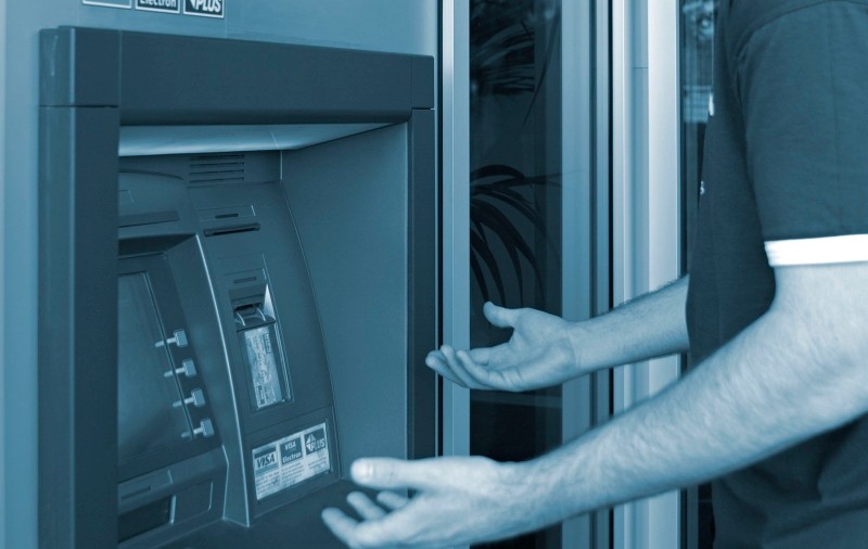 Patru bărbaţi aujefuit un bancomat din Capitală