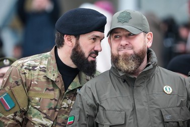 Magomed Daudov, stânga, și Ramzan Kadîrov, pe 25 februarie 2022, inspectând trupele cecene în Groznîi, la o zi după ce Vladimir Putin ordonase invazia Ucrainei. Foto: Profimedia Images