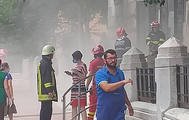 Tribunalul Buzău s-a umplut de fum după ce un copiator a ars mocnit. Clădirea a fost evacuată