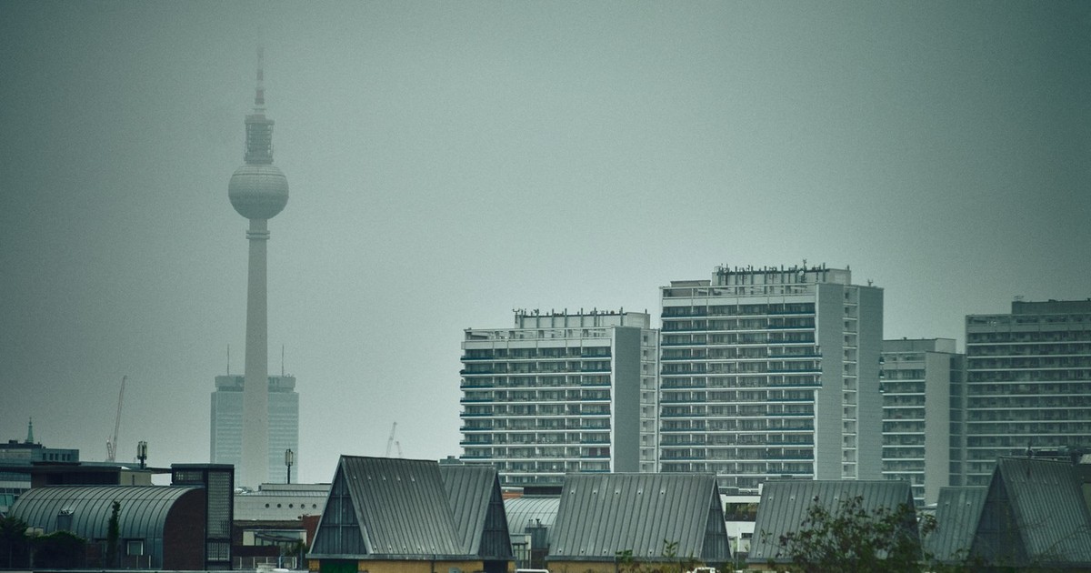 Clădiri înalte pe Fischerinsel lângă turnul de televiziune din Berlin (l), văzute prin fereastra unui hotel de pe Anhalter Strasse