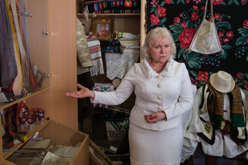 Elena Nandriș în biblioteca publică din comuna românească Mahala