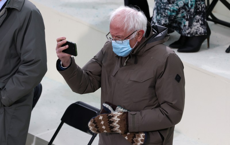 După ce au devenit virale pe internet, mănușile „Bernie Sanders” vor fi produse în serie