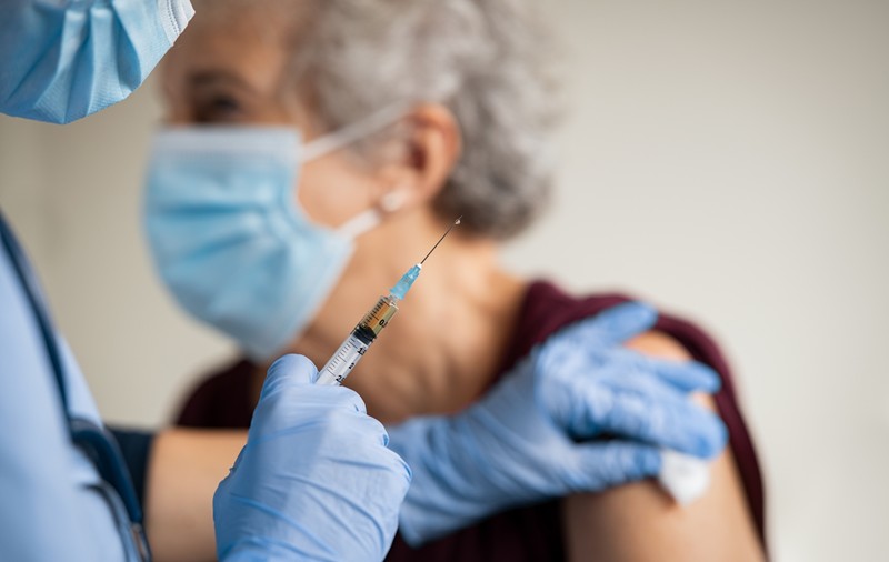 Sondaj IRES: Schimbare de atitudine față de vaccin într-o singură lună. 41% dintre români spun că sigur se imunizează, alți 25% o vor face și ei probabil. Scade și procentul celor care refuză sigur