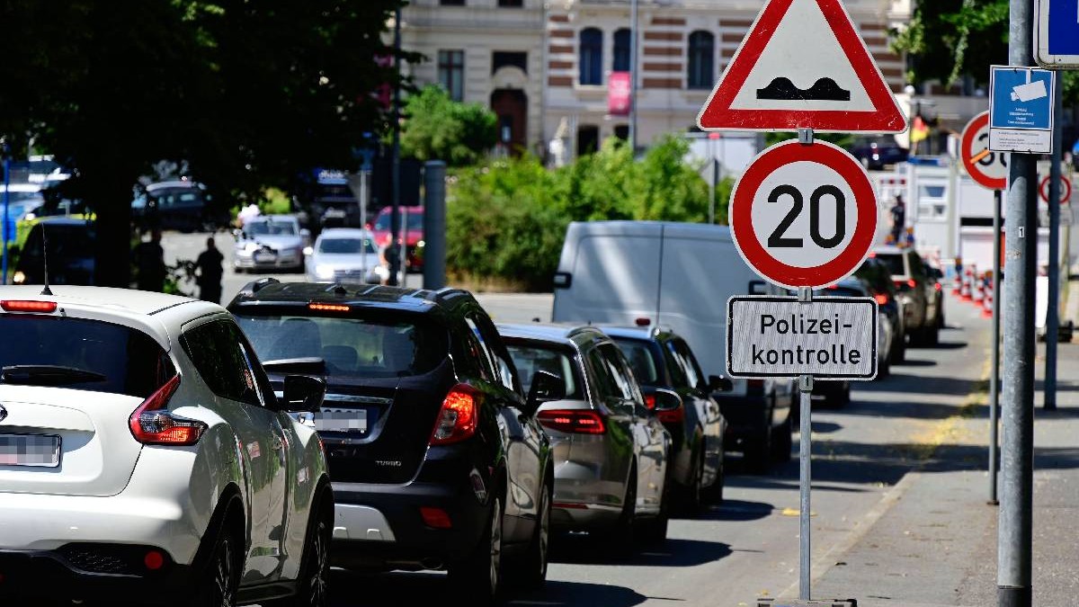 Mașini care stau în coloană să fie verificate la punctul de trecere Görlitz – Zgorzelec