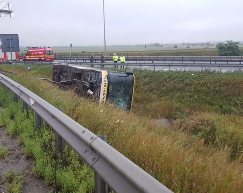 Un autobuz plin cu muncitori s-a răsturnat la Sibiu. 26 de oameni au fost răniți