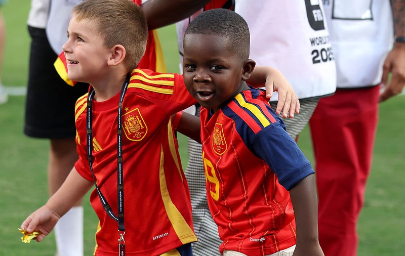 Ce a încercat fratele mai mic al lui Lamine Yamal să-i facă trofeului de la Campionatul Mondial de fotbal din 2026