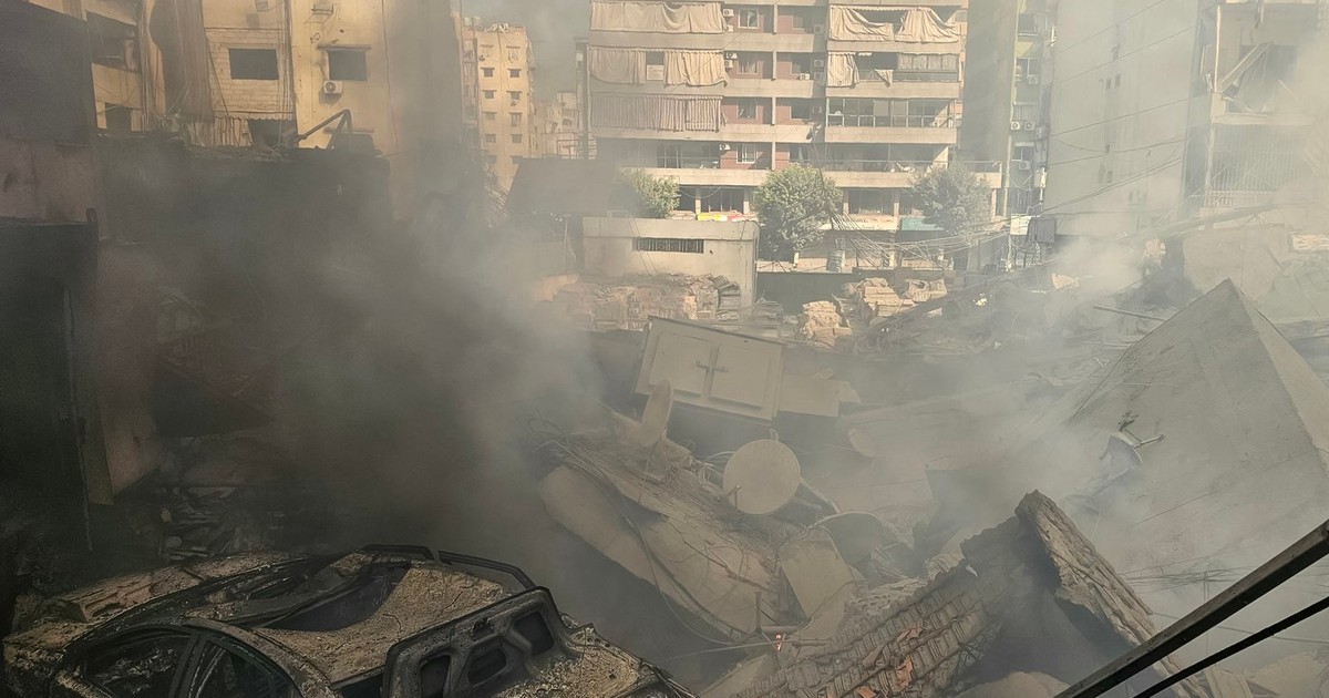 Fumul se ridică de la locul atacurilor aeriene israeliene din suburbia sudică a Beirutului, în noaptea de 6 martie 2026. Armata israeliană a declarat pe 6 martie că a lovit un centru de comandă al Hezbollah și un depozit de drone într-o „serie de atacuri la scară largă” în timpul nopții, în suburbia sudică a Beirutului.
