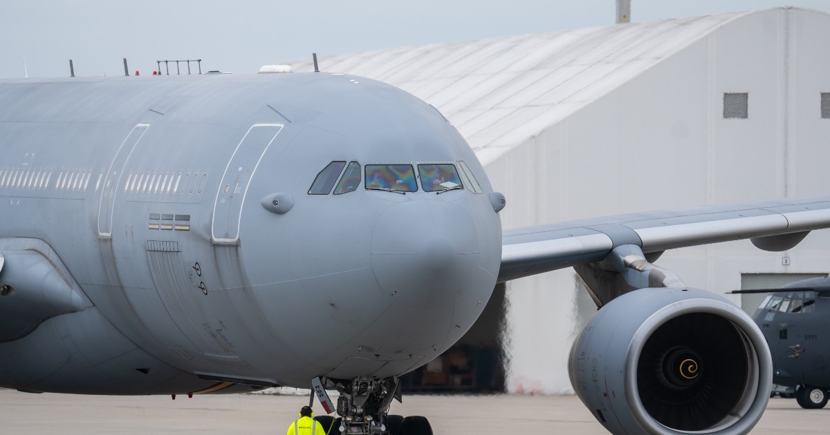 O aeronavă militară de mari dimensiuni este surprinsă pe pistă, într-o imagine care ilustrează rolul infrastructurii aeriene în operațiunile logistice și de sprijin ale NATO.