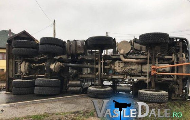 Un autotren cu nisip s-a răsturnat peste un autoturism, în Maramureș. Cinci victime, din care trei încarcerate | FOTO