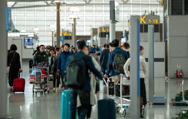 Un rus care a fugit de război în Coreea de Sud a rămas blocat cinci luni în aeroport. Apoi au urmat alte probleme