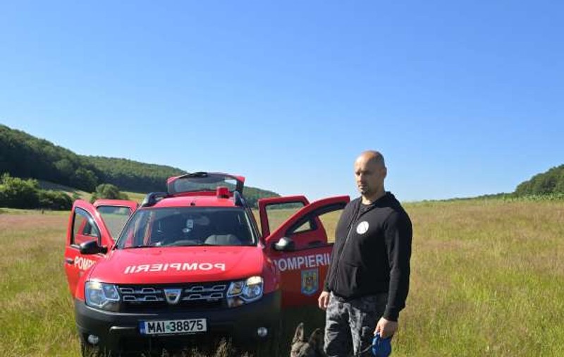 Un câine de căutare-salvare a ajutat la găsirea unei femei care s-a rătăcit și a rămas toată noaptea într-o pădure din Sălaj