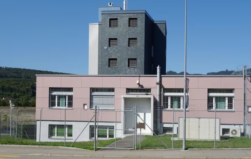 Elvețienii nu mai au loc în pușcării: au adus paturi pliante în celule și vor să monteze containere în curtea penitenciarelor