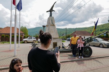 Turiștii se opresc să se fotografieze în fața monumentului