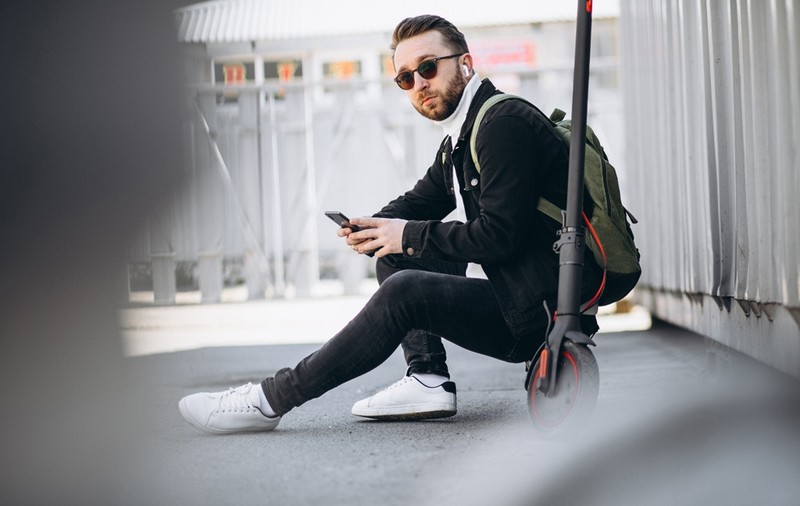 5 idei de ținute cu adidași albi pentru bărbați